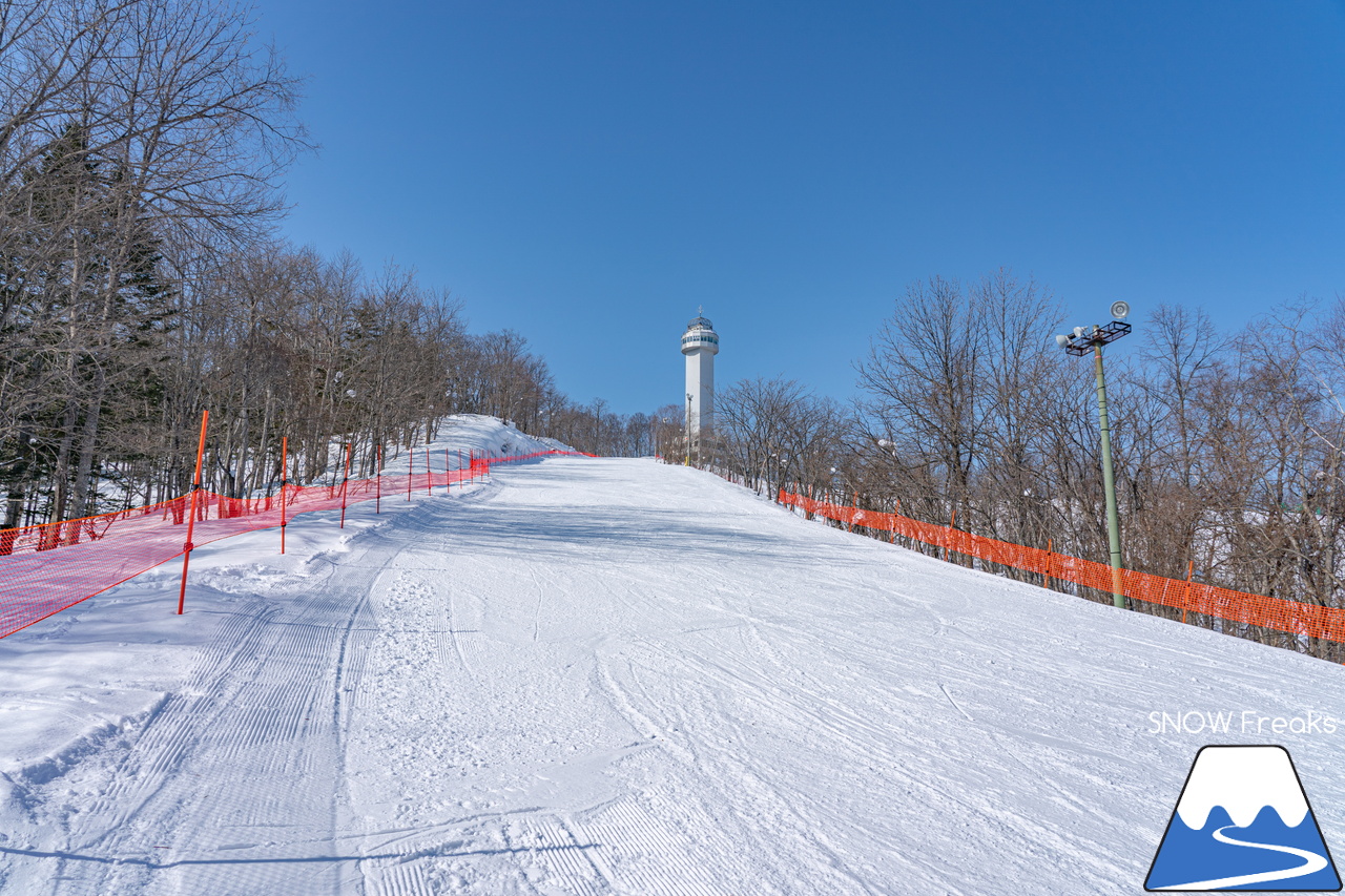 旭川サンタプレゼントパーク・マロースゲレンデ｜旭川市の街並みの向こうに北海道最高峰「旭岳」を望む大パノラマ。旭川市民御用達の絶景ゲレンデへ！